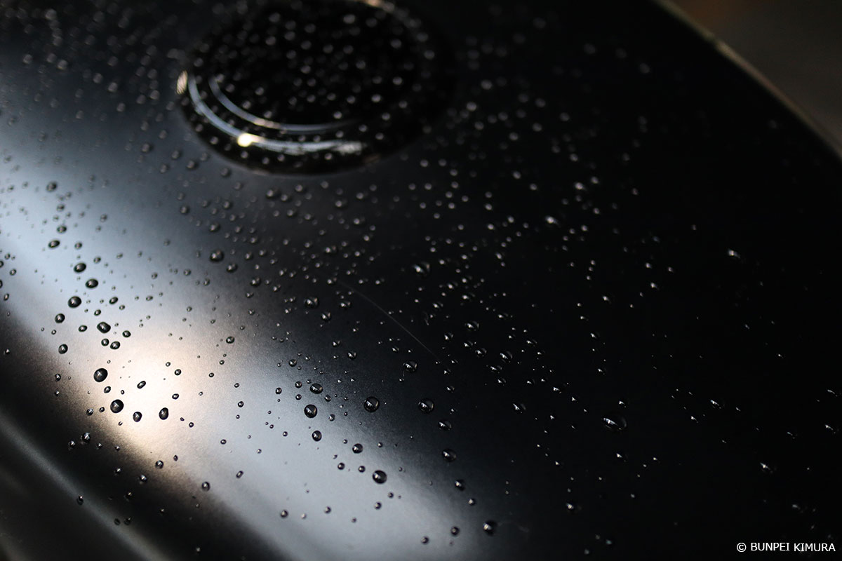 雨に濡れた燃料タンクを接写　Copyright BUNPEI KIMURA