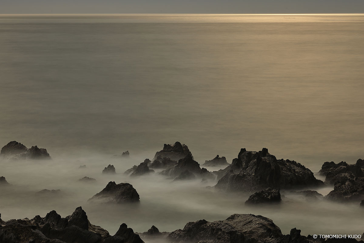 穏やかな夕暮れ時の海の写真 Copyright TOMOMICHI KUDO