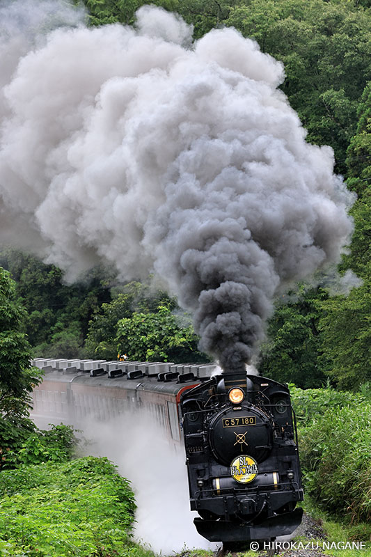 「2台同時撮影」のタテ構図で撮影した鉄道写真 Copyright HIROKAZU NAGANE