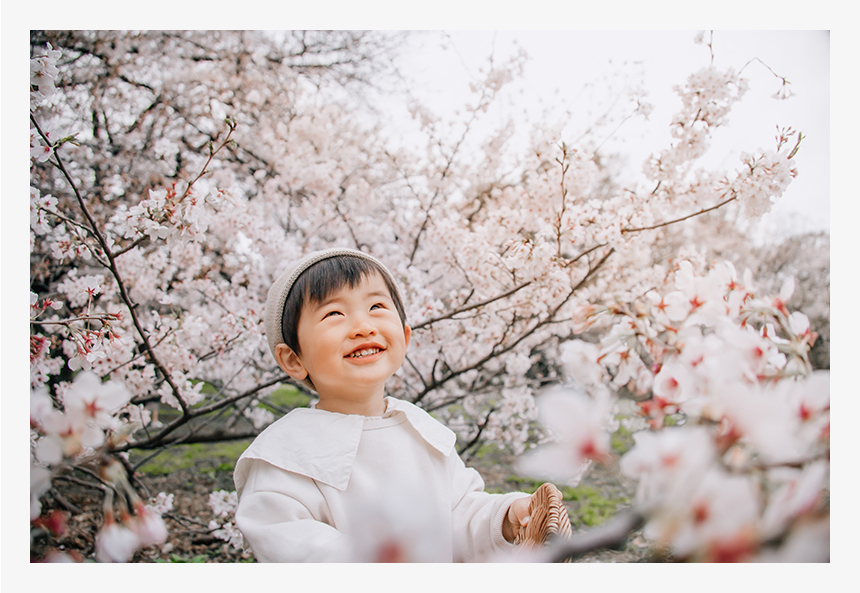満開の桜に囲まれて贅沢にお花見。バリアングル液晶モニターを使って、やや低いアングルから撮ってみました。子どもの動きにもEOS RPの「瞳AF」 がしっかり機能してくれて、ピントもばっちり。
