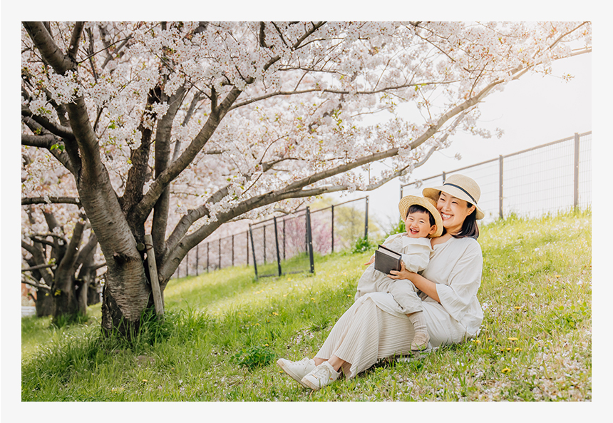 満開の桜の下、子どもと2人きり。実はこの写真、セルフィー（自分撮り撮影）なのです！　どうやって撮ったと思いますか？