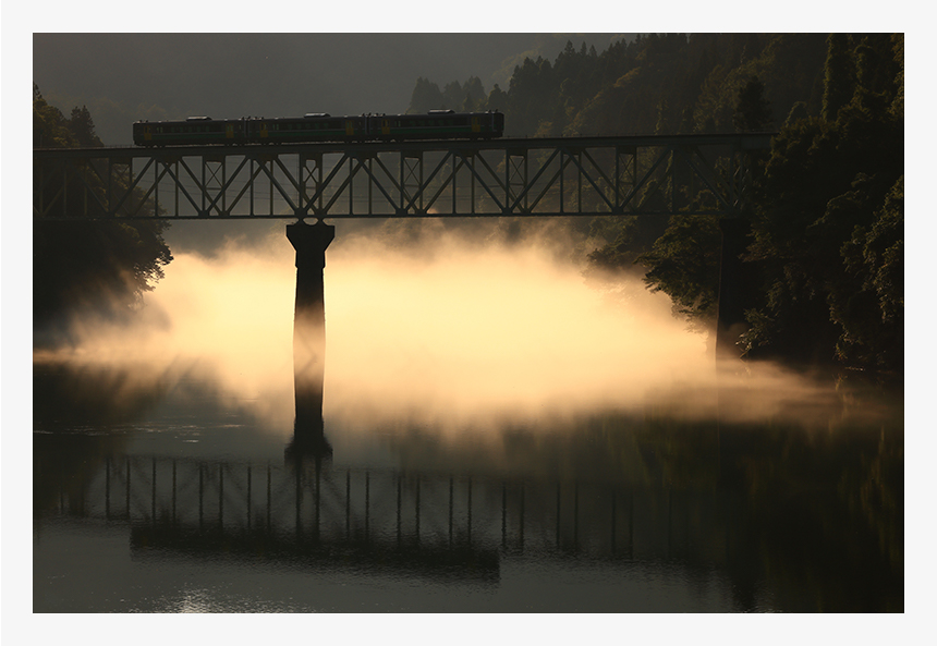 JR只見線、第二只見川橋梁。刻一刻と変化する川霧が川面に反映して神秘的な世界に。焦点距離123mmで撮影。優れた階調再現力に脱帽です。（F11・1/1000秒・ISO100）