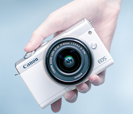 販売終了】EOS M200(ホワイト)・ダブルズームキット+ﾌﾟﾛﾃｸﾀｰｾｯﾄ:ミラー